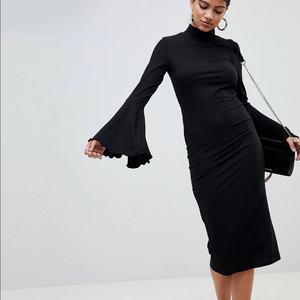 Black - Midi Bodycon Dress w/ Flared sleeves